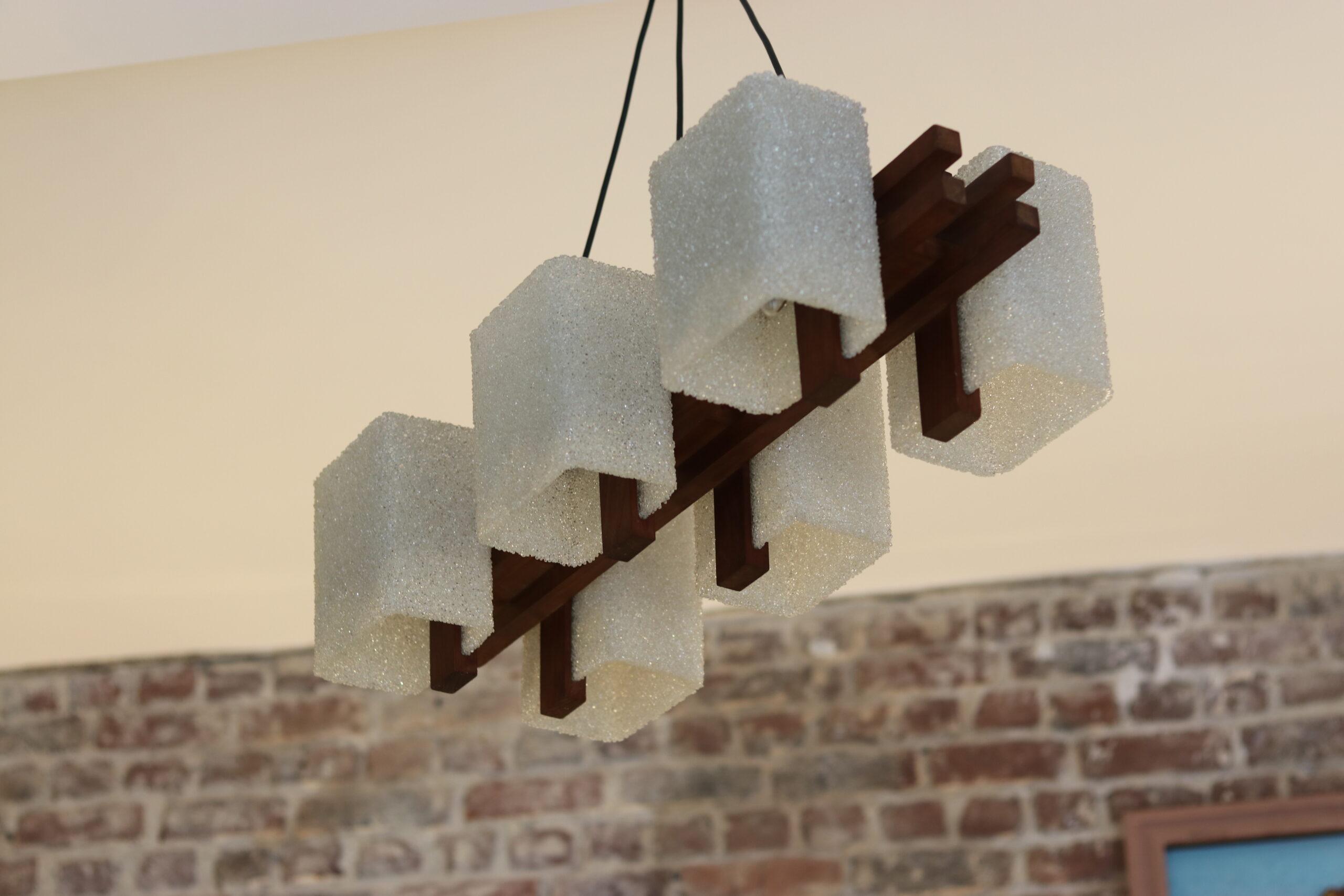 Suspension scandinave des années 60 en teck et perspex