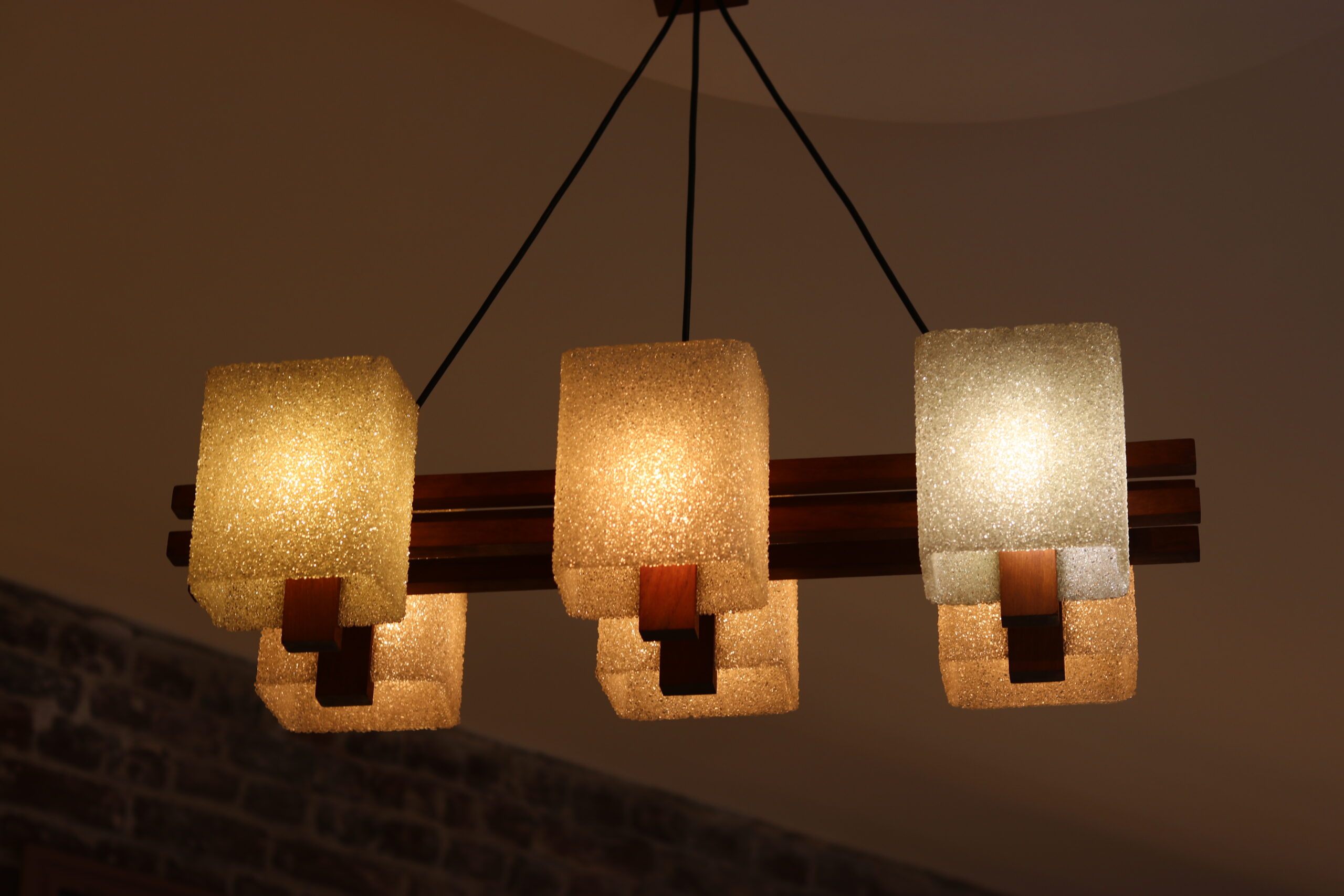 Suspension scandinave des années 60 en teck et perspex – Image 7