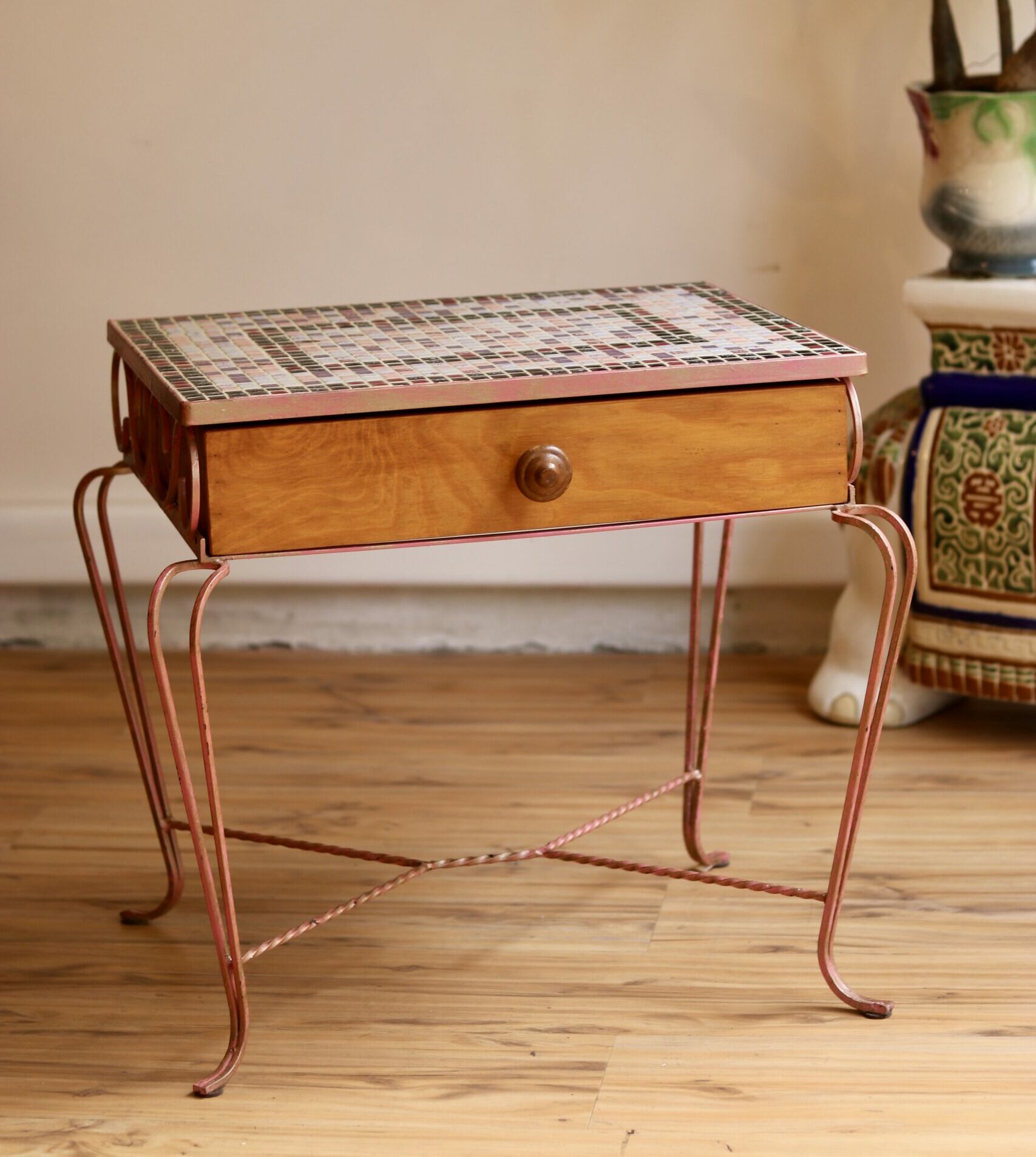 Petite table d'appoint en fer forgé et mosaïque, années 50-60