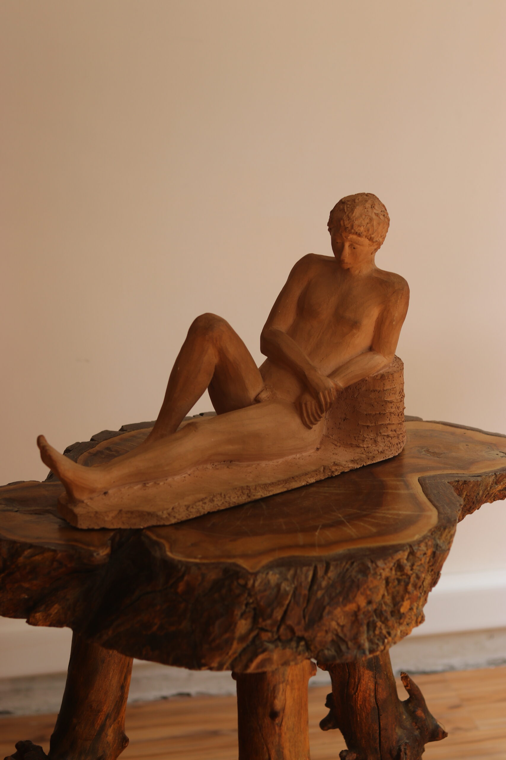Terre cuite jeune homme nu allongé, 1988 – Image 7