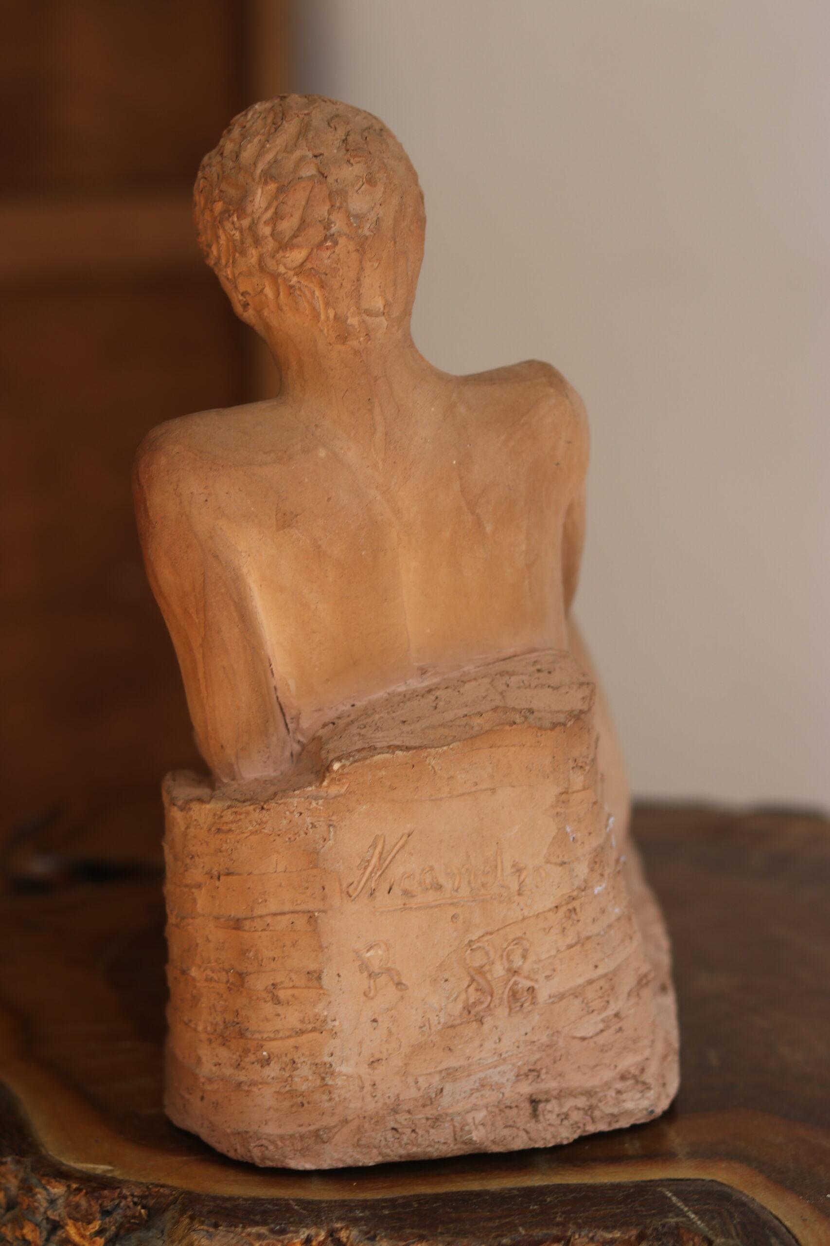 Terre cuite jeune homme nu allongé, 1988 – Image 3