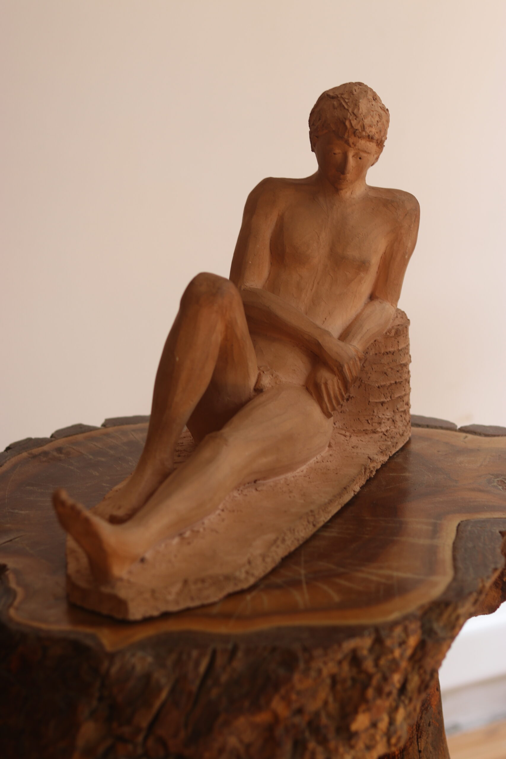 Terre cuite jeune homme nu allongé, 1988 – Image 2