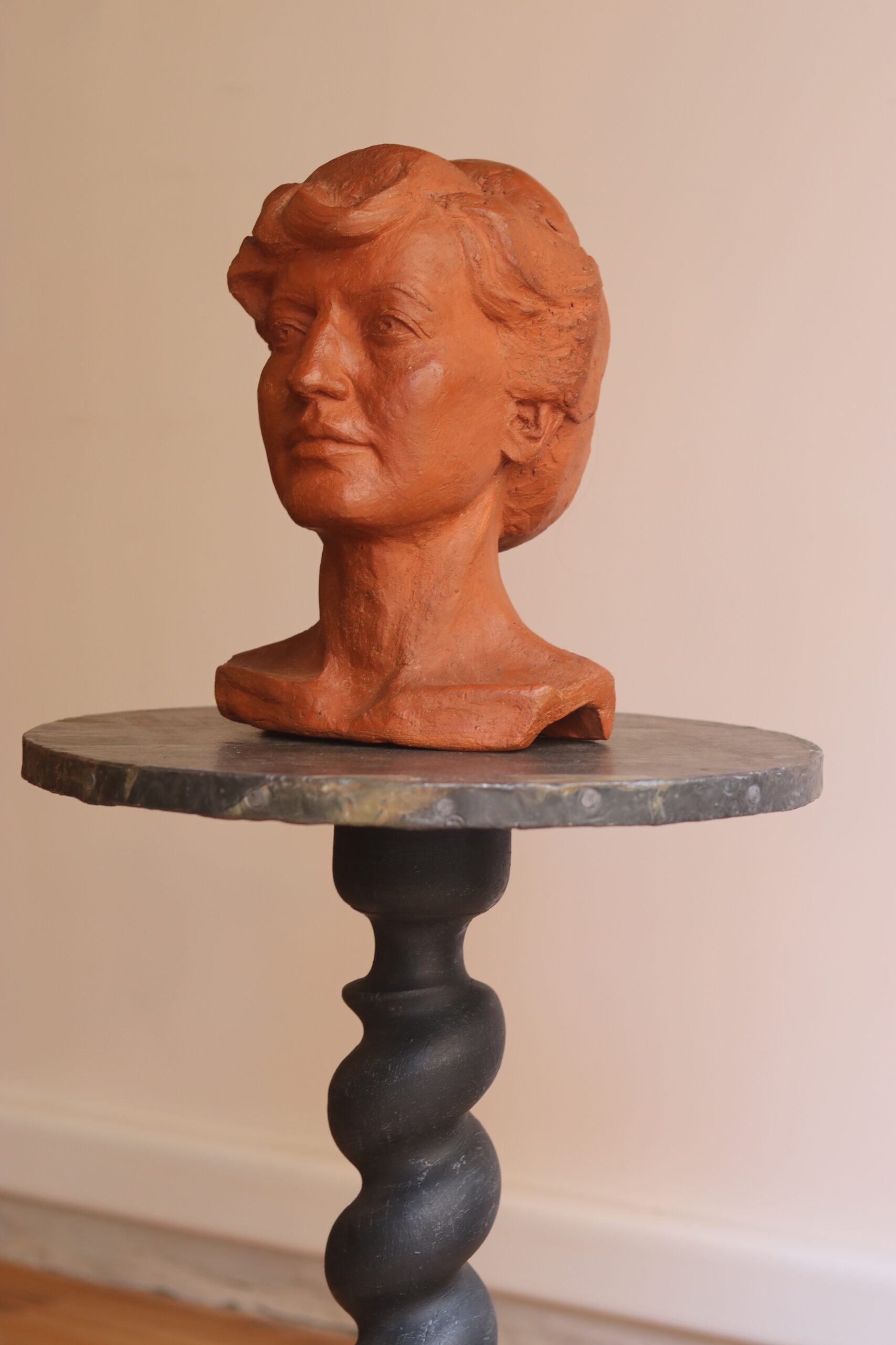 Buste féminin en terre cuite, signé et daté 1975