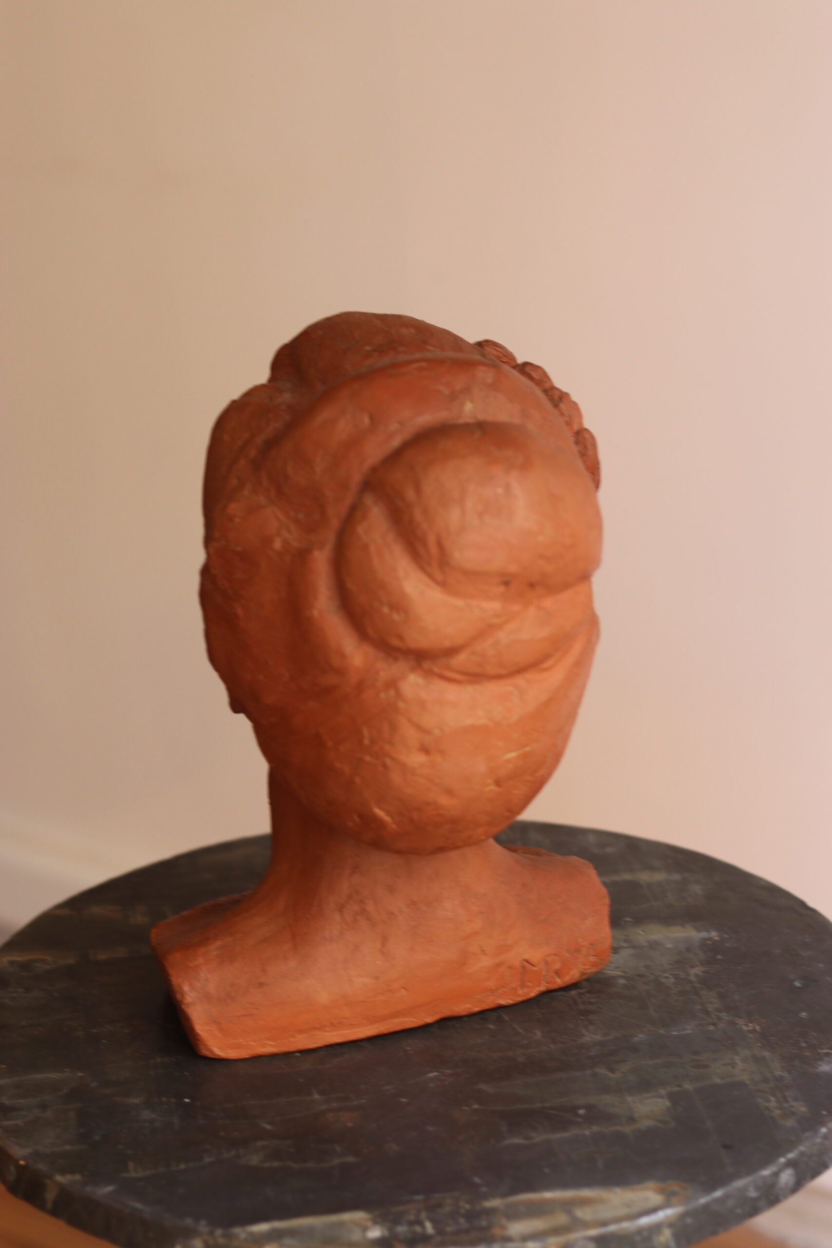 Buste féminin en terre cuite, signé et daté 1975 – Image 6