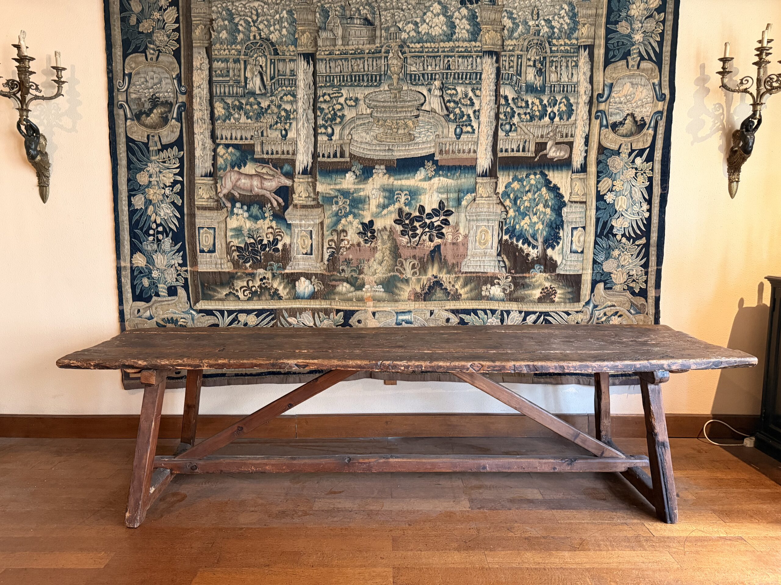 Grande table espagnole du XVIIIe siècle, probablement ancienne table de ferme ou de communauté